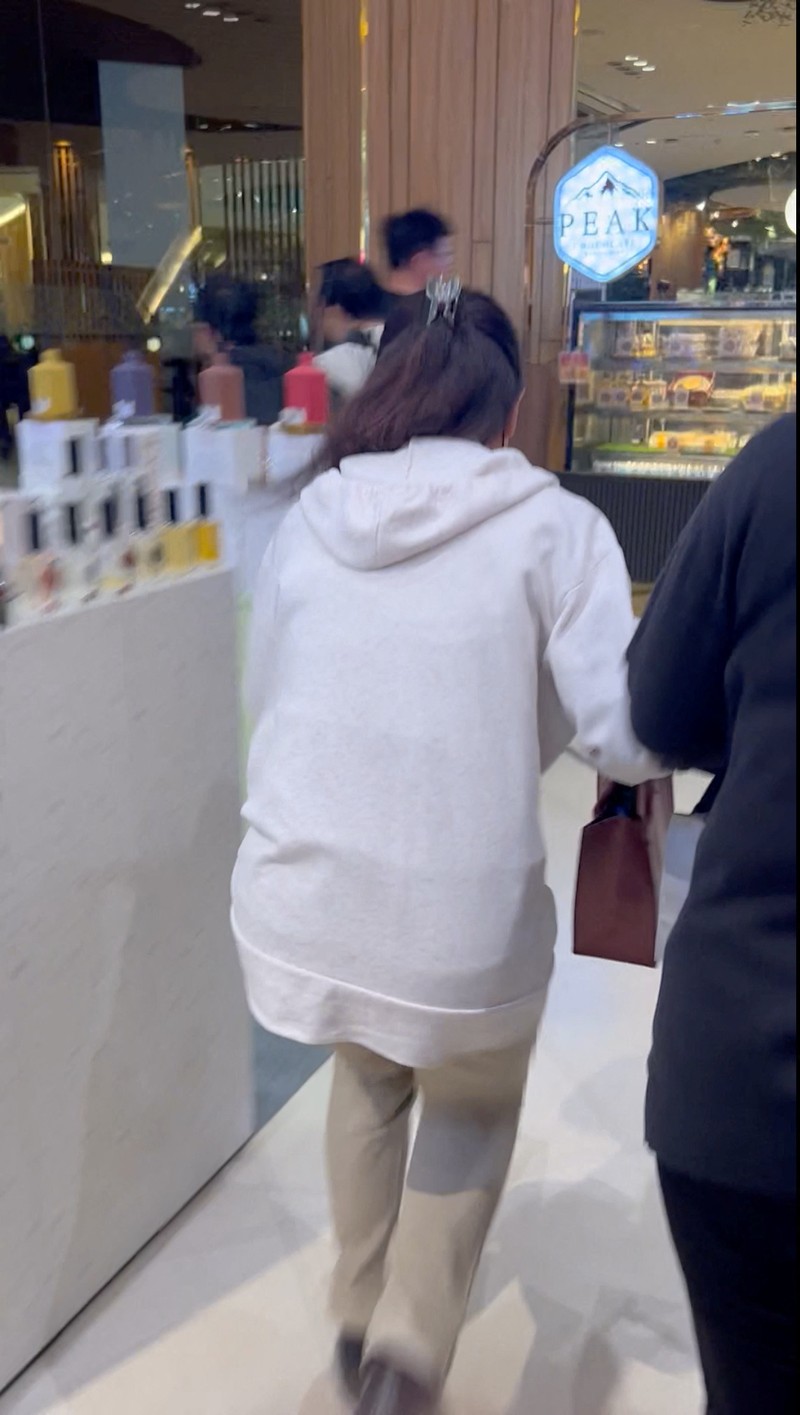 Pengunjung mengungsi dari pusat perbelanjaan di Bangkok, Thailand, Selasa, 3 Oktober 2023. Pengunjung mengungsi dari pusat perbelanjaan di Bangkok, Thailand, Selasa, 3 Oktober 2023. Ratusan pembeli meninggalkan pusat perbelanjaan besar di pusat ibu kota Thailand, Bangkok pada Selasa sore setelah terdengar suara tembakan di dalam. (AP Photo/Sakchai Lalit)