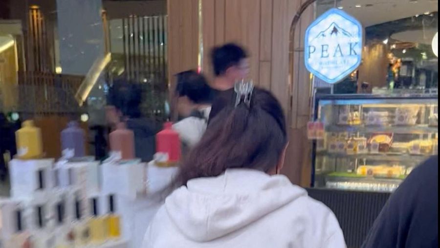 Pengunjung mengungsi dari pusat perbelanjaan di Bangkok, Thailand, Selasa, 3 Oktober 2023. Ratusan pembeli meninggalkan pusat perbelanjaan besar di pusat ibu kota Thailand, Bangkok pada Selasa sore setelah terdengar suara tembakan di dalam. (AP Photo/Sakchai Lalit)