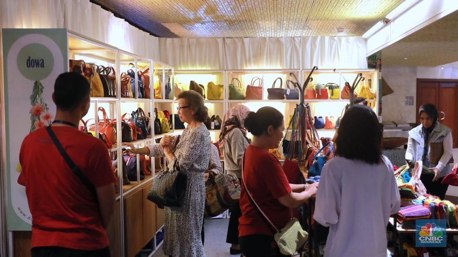Pengunjung melihat kerajinan yg dijual dalam pameran Inacraft on October 2023 di JCC. Senayan, Rabu, (4/10/2023). (CNBC Indonesia/Muhammad Sabki)