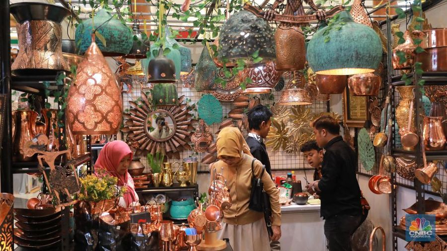 Pengunjung melihat kerajinan yg dijual dalam pameran Inacraft on October 2023 di JCC. Senayan, Rabu, (4/10/2023). (CNBC Indonesia/Muhammad Sabki)