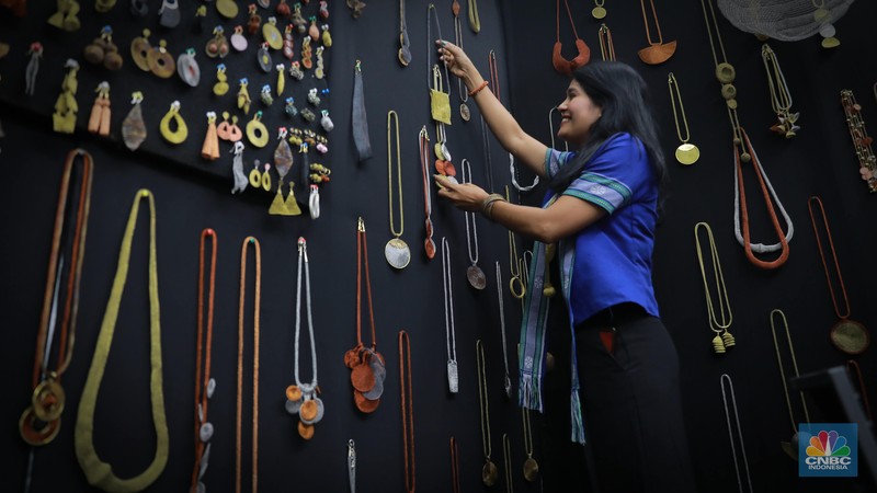 Pengunjung melihat kerajinan yg dijual dalam pameran Inacraft on October 2023 di JCC. Senayan, Rabu, (4/10/2023). (CNBC Indonesia/Muhammad Sabki) Pengunjung melihat kerajinan yg dijual dalam pameran Inacraft on October 2023 di JCC. Senayan, Rabu, (4/10/2023). (CNBC Indonesia/Muhammad Sabki)