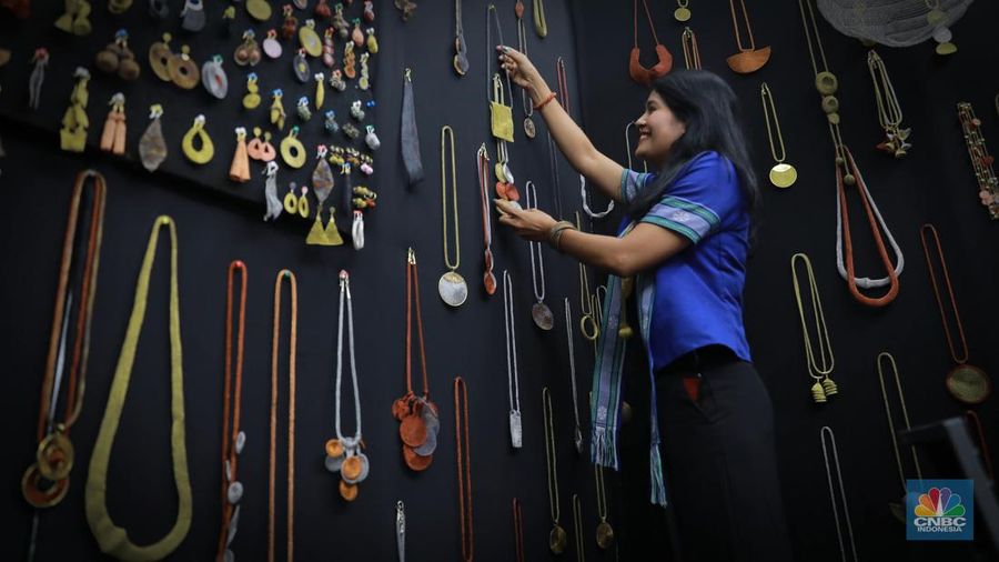 Pengunjung melihat kerajinan yg dijual dalam pameran Inacraft on October 2023 di JCC. Senayan, Rabu, (4/10/2023). (CNBC Indonesia/Muhammad Sabki)