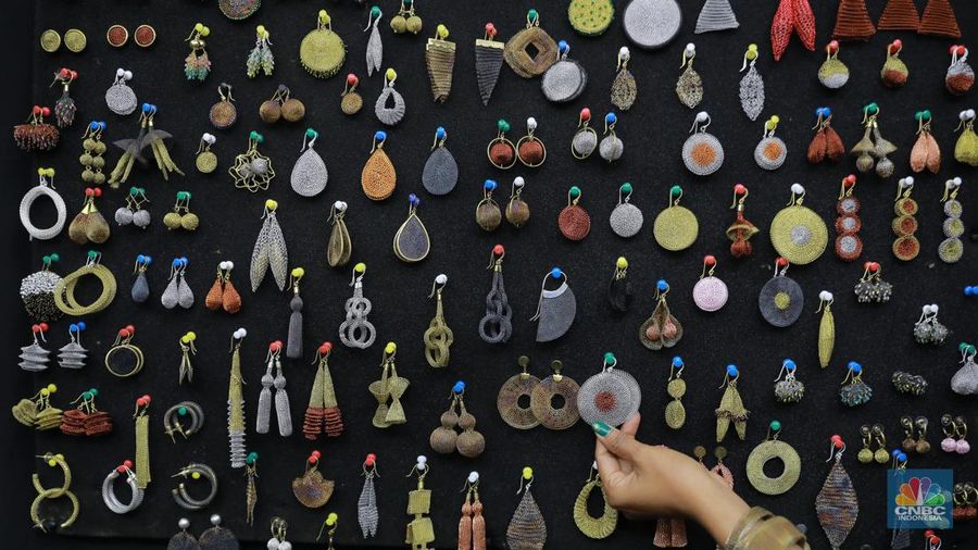 Pengunjung melihat kerajinan yg dijual dalam pameran Inacraft on October 2023 di JCC. Senayan, Rabu, (4/10/2023). (CNBC Indonesia/Muhammad Sabki)