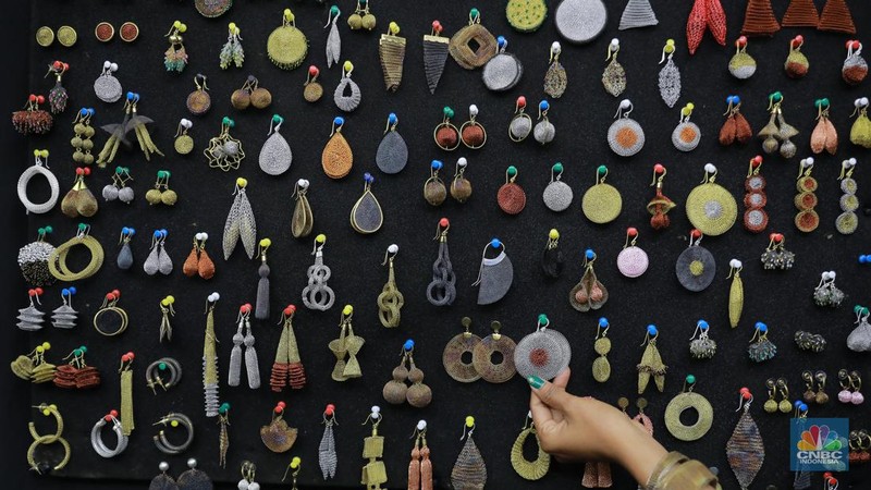 Pengunjung melihat kerajinan yg dijual dalam pameran Inacraft on October 2023 di JCC. Senayan, Rabu, (4/10/2023). (CNBC Indonesia/Muhammad Sabki)
