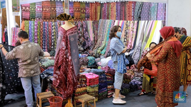 Pengunjung melihat kerajinan yg dijual dalam pameran Inacraft on October 2023 di JCC. Senayan, Rabu, (4/10/2023). (CNBC Indonesia/Muhammad Sabki)