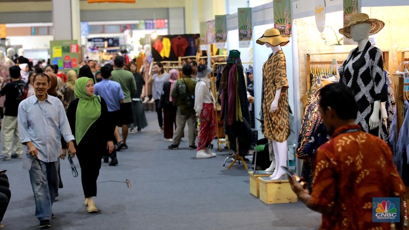 Pengunjung melihat kerajinan yg dijual dalam pameran Inacraft on October 2023 di JCC. Senayan, Rabu, (4/10/2023). (CNBC Indonesia/Muhammad Sabki) Pengunjung melihat kerajinan yg dijual dalam pameran Inacraft on October 2023 di JCC. Senayan, Rabu, (4/10/2023). (CNBC Indonesia/Muhammad Sabki)
