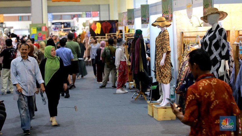 Pengunjung melihat kerajinan yg dijual dalam pameran Inacraft on October 2023 di JCC. Senayan, Rabu, (4/10/2023). (CNBC Indonesia/Muhammad Sabki)