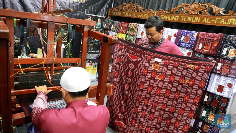 Pengunjung melihat kerajinan yg dijual dalam pameran Inacraft on October 2023 di JCC. Senayan, Rabu, (4/10/2023). (CNBC Indonesia/Muhammad Sabki) Pengunjung melihat kerajinan yg dijual dalam pameran Inacraft on October 2023 di JCC. Senayan, Rabu, (4/10/2023). (CNBC Indonesia/Muhammad Sabki)