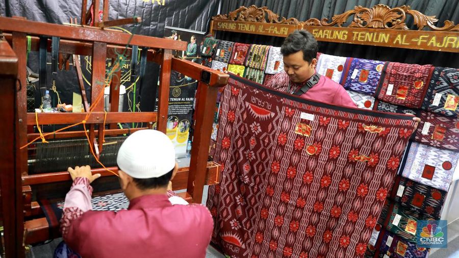 Pengunjung melihat kerajinan yg dijual dalam pameran Inacraft on October 2023 di JCC. Senayan, Rabu, (4/10/2023). (CNBC Indonesia/Muhammad Sabki)