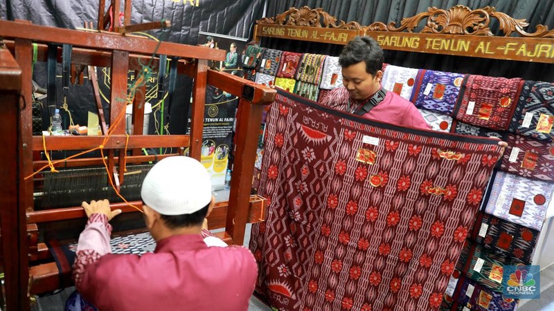 Pengunjung melihat kerajinan yg dijual dalam pameran Inacraft on October 2023 di JCC. Senayan, Rabu, (4/10/2023). (CNBC Indonesia/Muhammad Sabki)