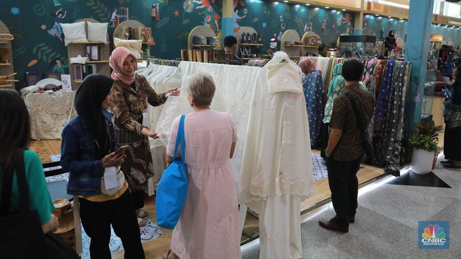 Pengunjung melihat kerajinan yg dijual dalam pameran Inacraft on October 2023 di JCC. Senayan, Rabu, (4/10/2023). (CNBC Indonesia/Muhammad Sabki)