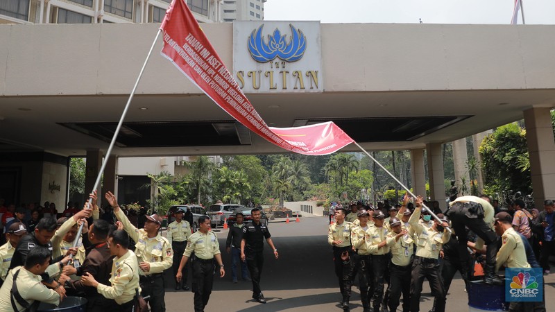 Petugas keamanan GBK memasang spanduk penyegelan Hotel Sultan di Kawasan PPKGBK, GBK, Jakarta, Rabu (4/10). Petugas keamanan GBK memasang spanduk penyegelan Hotel Sultan di Kawasan Hitel Sultan, GBK, Jakarta, Rabu (4/10). (CNBC Indonesia/Muhammad Sabki)