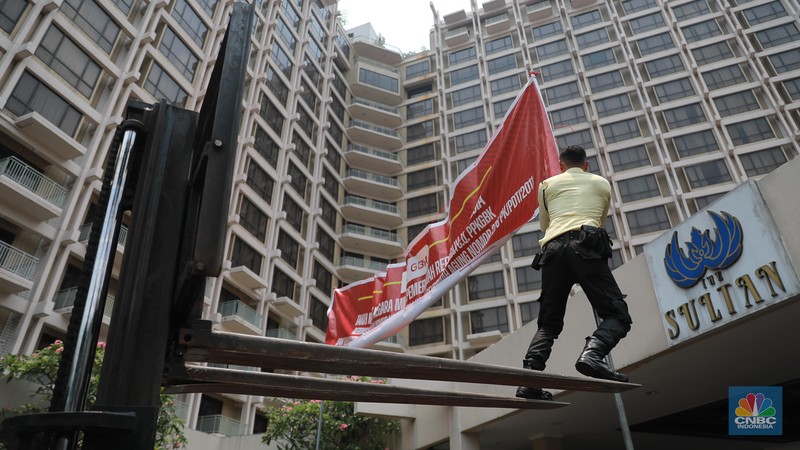 Petugas keamanan GBK memasang spanduk penyegelan Hotel Sultan di Kawasan PPKGBK, GBK, Jakarta, Rabu (4/10). Petugas keamanan GBK memasang spanduk penyegelan Hotel Sultan di Kawasan Hitel Sultan, GBK, Jakarta, Rabu (4/10). (CNBC Indonesia/Muhammad Sabki)