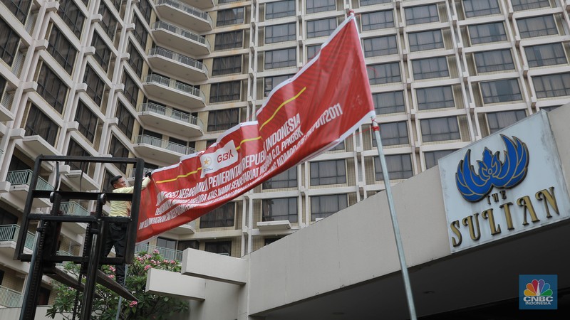 Petugas keamanan GBK memasang spanduk penyegelan Hotel Sultan di Kawasan PPKGBK, GBK, Jakarta, Rabu (4/10). Petugas keamanan GBK memasang spanduk penyegelan Hotel Sultan di Kawasan Hitel Sultan, GBK, Jakarta, Rabu (4/10). (CNBC Indonesia/Muhammad Sabki)