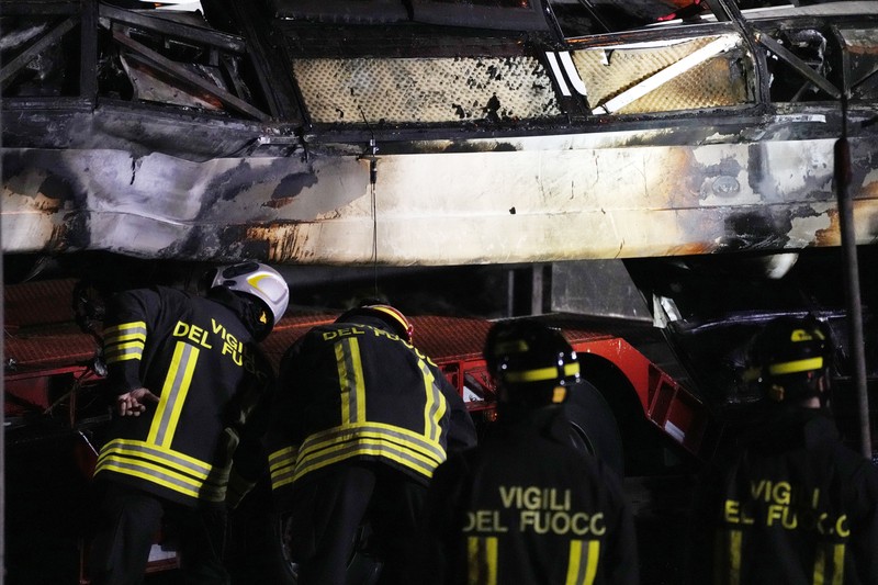 Petugas penyelamat hadir di lokasi kejadian, setelah sebuah bus jatuh dari jembatan layang di Mestre, Italia, 3 Oktober 2023. (REUTERS/Manuel Silvestri)