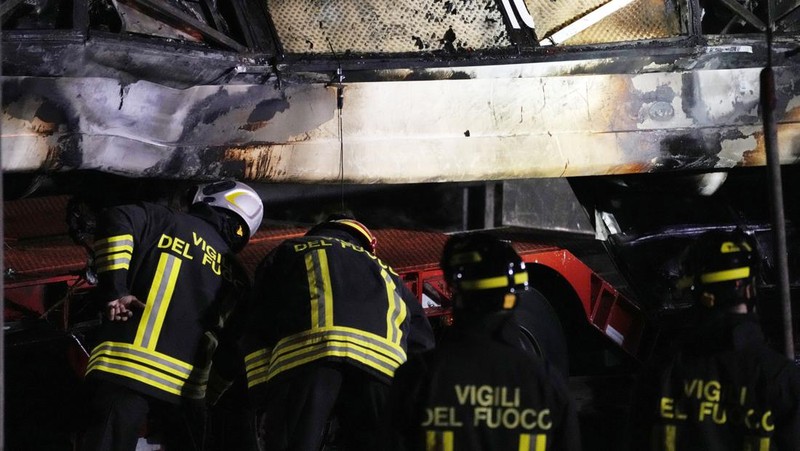 Petugas penyelamat hadir di lokasi kejadian, setelah sebuah bus jatuh dari jembatan layang di Mestre, Italia, 3 Oktober 2023. (REUTERS/Manuel Silvestri)