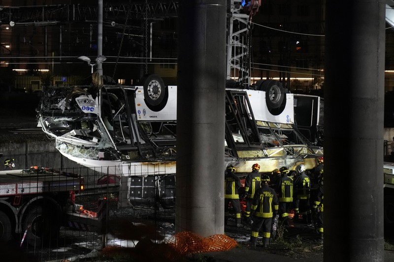 Petugas penyelamat hadir di lokasi kejadian, setelah sebuah bus jatuh dari jembatan layang di Mestre, Italia, 3 Oktober 2023. Petugas penyelamat hadir di lokasi kejadian, setelah sebuah bus jatuh dari jembatan layang di Mestre, Italia, 3 Oktober 2023. (REUTERS/Manuel Silvestri)