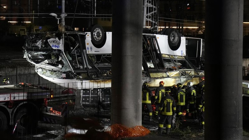 Petugas penyelamat hadir di lokasi kejadian, setelah sebuah bus jatuh dari jembatan layang di Mestre, Italia, 3 Oktober 2023. (REUTERS/Manuel Silvestri)