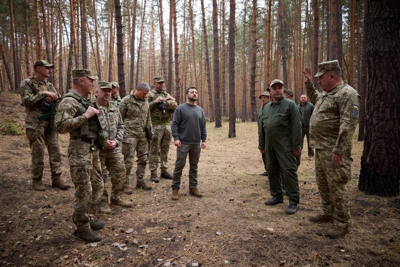 Presiden Ukraina Volodymyr Zelenskiy mengunjungi lokasi medan perang terpanas dengan Rusia di timur laut Ukraina pada Selasa (03/10/2023). (Ukrainian Presidential Press Service/Handout via REUTERS) Presiden Ukraina Volodymyr Zelenskiy mengunjungi lokasi medan perang terpanas dengan Rusia di timur laut Ukraina pada Selasa (03/10/2023). (Ukrainian Presidential Press Service/Handout via REUTERS)