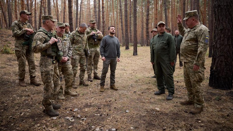 Presiden Ukraina Volodymyr Zelenskiy mengunjungi lokasi medan perang terpanas dengan Rusia di timur laut Ukraina pada Selasa (03/10/2023). (Ukrainian Presidential Press Service/Handout via REUTERS)
