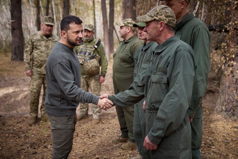 Presiden Ukraina Volodymyr Zelenskiy mengunjungi lokasi medan perang terpanas dengan Rusia di timur laut Ukraina pada Selasa (03/10/2023). (Ukrainian Presidential Press Service/Handout via REUTERS) Presiden Ukraina Volodymyr Zelenskiy mengunjungi lokasi medan perang terpanas dengan Rusia di timur laut Ukraina pada Selasa (03/10/2023). (Ukrainian Presidential Press Service/Handout via REUTERS)