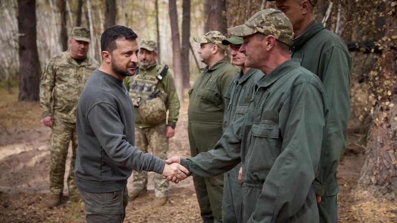 Presiden Ukraina Volodymyr Zelenskiy mengunjungi lokasi medan perang terpanas dengan Rusia di timur laut Ukraina pada Selasa (03/10/2023). (Ukrainian Presidential Press Service/Handout via REUTERS)