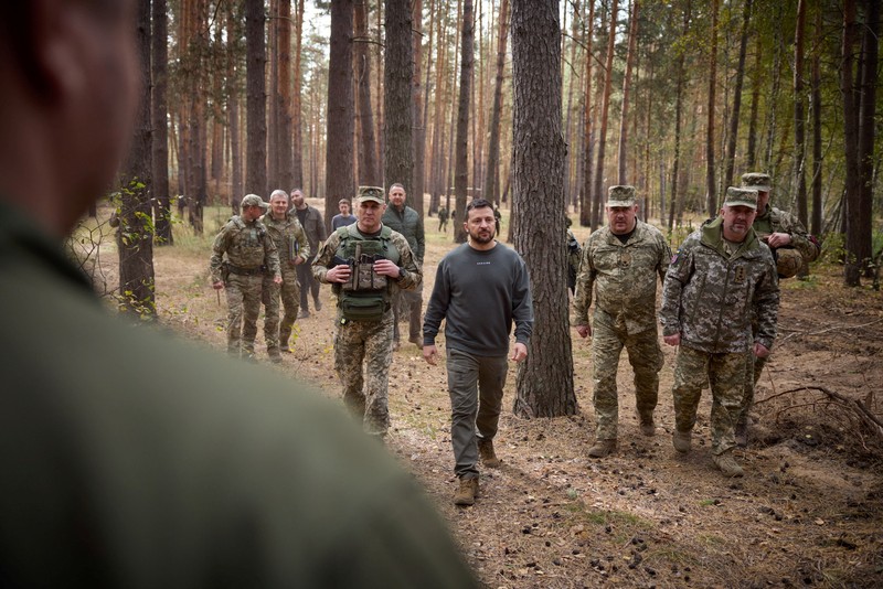 Presiden Ukraina Volodymyr Zelenskiy mengunjungi lokasi medan perang terpanas dengan Rusia di timur laut Ukraina pada Selasa (03/10/2023). (Ukrainian Presidential Press Service/Handout via REUTERS) Presiden Ukraina Volodymyr Zelenskiy mengunjungi lokasi medan perang terpanas dengan Rusia di timur laut Ukraina pada Selasa (03/10/2023). (Ukrainian Presidential Press Service/Handout via REUTERS)