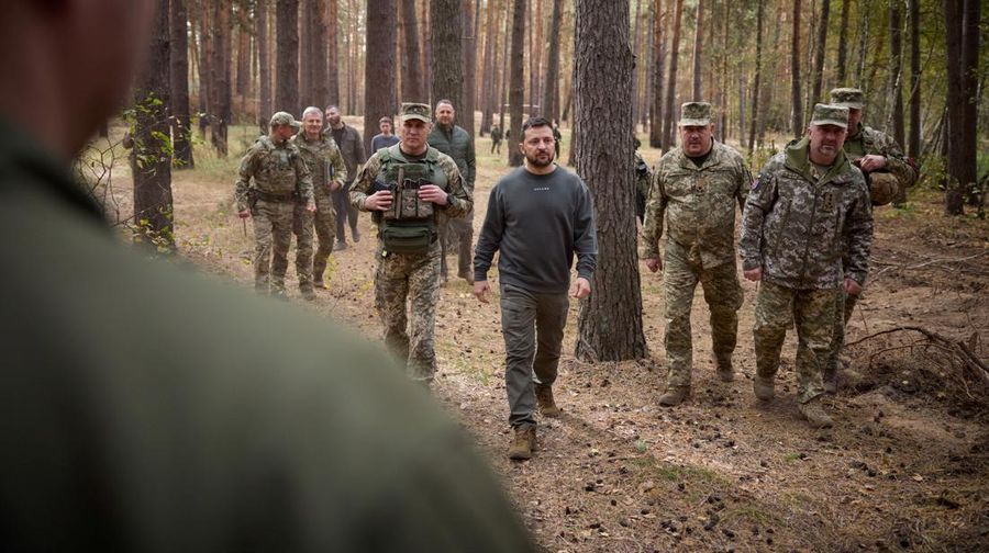 Presiden Ukraina Volodymyr Zelenskiy mengunjungi lokasi medan perang terpanas dengan Rusia di timur laut Ukraina pada Selasa (03/10/2023). (Ukrainian Presidential Press Service/Handout via REUTERS)