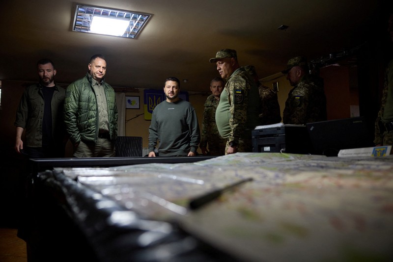 Presiden Ukraina Volodymyr Zelenskiy mengunjungi lokasi medan perang terpanas dengan Rusia di timur laut Ukraina pada Selasa (03/10/2023). (Ukrainian Presidential Press Service/Handout via REUTERS) Presiden Ukraina Volodymyr Zelenskiy mengunjungi lokasi medan perang terpanas dengan Rusia di timur laut Ukraina pada Selasa (03/10/2023). (Ukrainian Presidential Press Service/Handout via REUTERS)