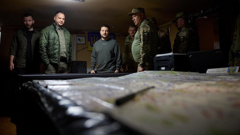 Presiden Ukraina Volodymyr Zelenskiy mengunjungi lokasi medan perang terpanas dengan Rusia di timur laut Ukraina pada Selasa (03/10/2023). (Ukrainian Presidential Press Service/Handout via REUTERS)