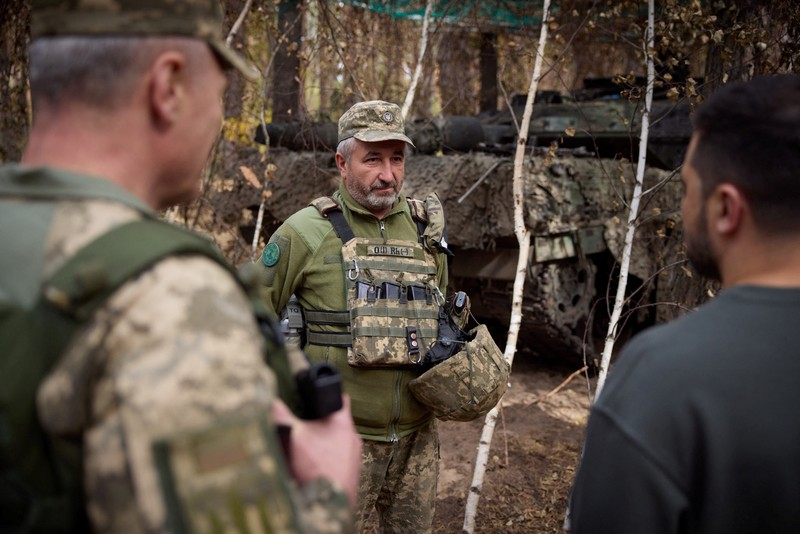 Presiden Ukraina Volodymyr Zelenskiy mengunjungi lokasi medan perang terpanas dengan Rusia di timur laut Ukraina pada Selasa (03/10/2023). (Ukrainian Presidential Press Service/Handout via REUTERS) Presiden Ukraina Volodymyr Zelenskiy mengunjungi lokasi medan perang terpanas dengan Rusia di timur laut Ukraina pada Selasa (03/10/2023). (Ukrainian Presidential Press Service/Handout via REUTERS)