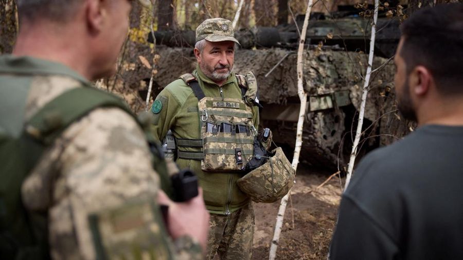 Presiden Ukraina Volodymyr Zelenskiy mengunjungi lokasi medan perang terpanas dengan Rusia di timur laut Ukraina pada Selasa (03/10/2023). (Ukrainian Presidential Press Service/Handout via REUTERS)