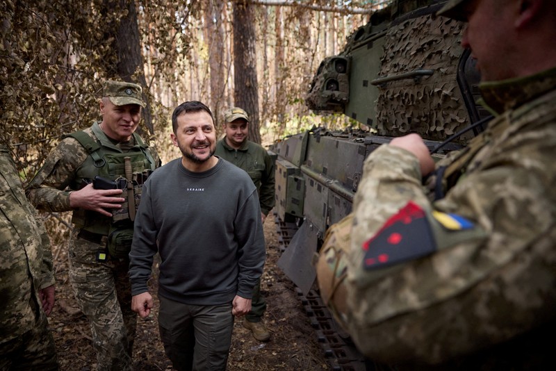 Presiden Ukraina Volodymyr Zelenskiy mengunjungi lokasi medan perang terpanas dengan Rusia di timur laut Ukraina pada Selasa (03/10/2023). (Ukrainian Presidential Press Service/Handout via REUTERS) Presiden Ukraina Volodymyr Zelenskiy mengunjungi lokasi medan perang terpanas dengan Rusia di timur laut Ukraina pada Selasa (03/10/2023). (Ukrainian Presidential Press Service/Handout via REUTERS)