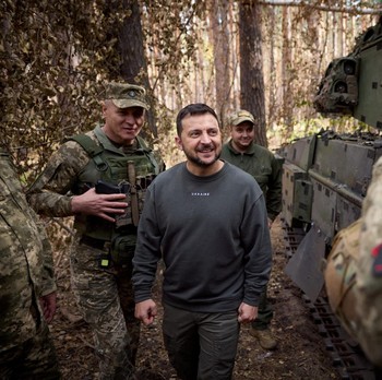 Potret Zelensky Nekat Turun Gunung ke Medan Perang, Mau Apa?