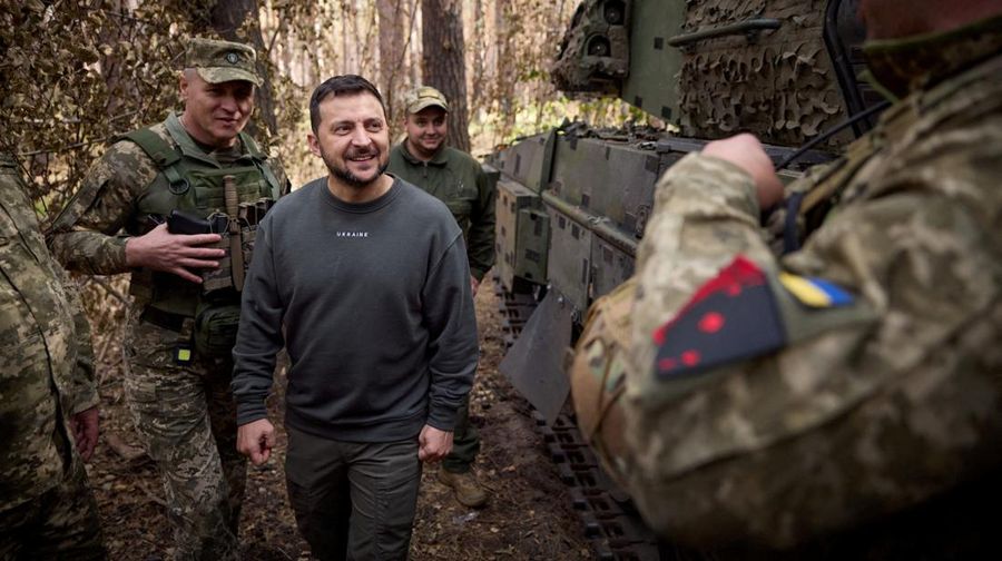Presiden Ukraina Volodymyr Zelenskiy mengunjungi lokasi medan perang terpanas dengan Rusia di timur laut Ukraina pada Selasa (03/10/2023). (Ukrainian Presidential Press Service/Handout via REUTERS)