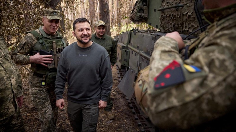 Presiden Ukraina Volodymyr Zelenskiy mengunjungi lokasi medan perang terpanas dengan Rusia di timur laut Ukraina pada Selasa (03/10/2023). (Ukrainian Presidential Press Service/Handout via REUTERS)