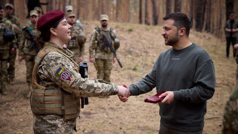 Presiden Ukraina Volodymyr Zelenskiy mengunjungi lokasi medan perang terpanas dengan Rusia di timur laut Ukraina pada Selasa (03/10/2023). (Ukrainian Presidential Press Service/Handout via REUTERS)
