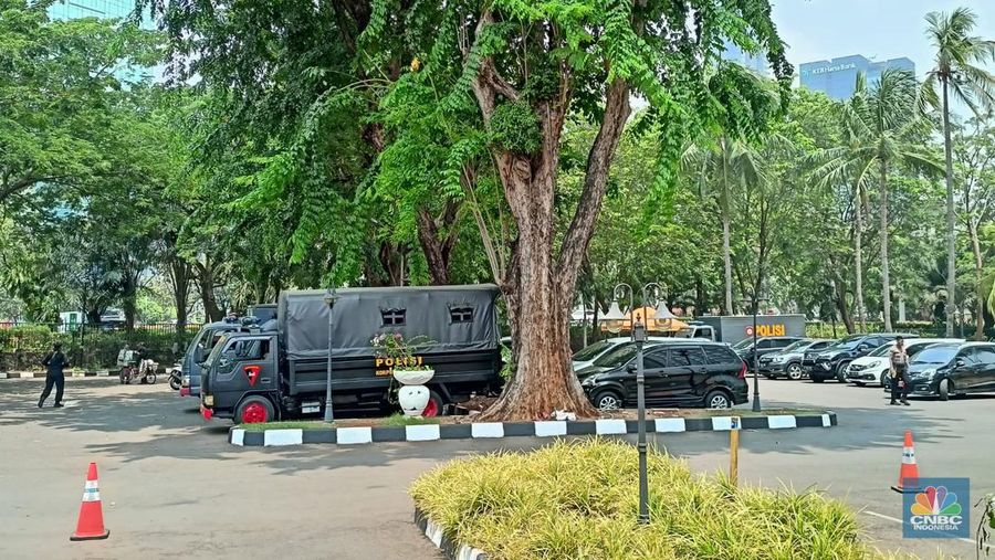 Ratusan petugas keamanan nampak berjaga jelang pengosongan hotel Sultan pada hari ini, Rabu (4/10/23).  (CNBC Indonesia/Ferry Sandi)