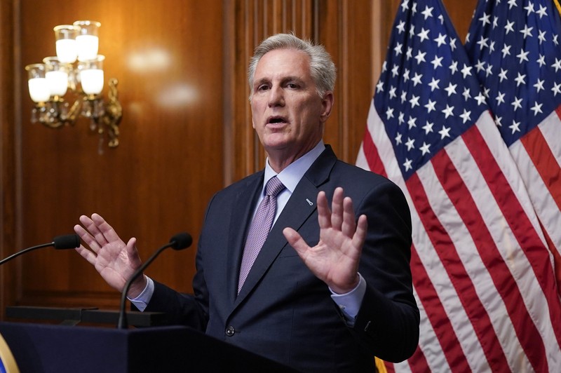 Mantan Ketua DPR Kevin McCarthy (R-CA) membawa sebuah kotak saat dia meninggalkan kantor Ketua DPR dan keluar dari US Capitol beberapa jam setelah digulingkan dari posisi Ketua melalui pemungutan suara di House of Perwakilan di Capitol Hill di Washington, AS 3 Oktober 2023. Mantan Ketua DPR Kevin McCarthy (R-CA) membawa sebuah kotak saat dia meninggalkan kantor Ketua DPR dan keluar dari US Capitol beberapa jam setelah digulingkan dari posisi Ketua melalui pemungutan suara di House of Perwakilan di Capitol Hill di Washington, AS 3 Oktober 2023. (REUTERS/Jonathan Ernst)