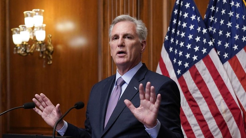 Mantan Ketua DPR Kevin McCarthy (R-CA) membawa sebuah kotak saat dia meninggalkan kantor Ketua DPR dan keluar dari US Capitol beberapa jam setelah digulingkan dari posisi Ketua melalui pemungutan suara di House of Perwakilan di Capitol Hill di Washington, AS 3 Oktober 2023. (REUTERS/Jonathan Ernst)