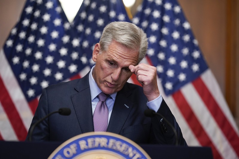 Mantan Ketua DPR Kevin McCarthy (R-CA) membawa sebuah kotak saat dia meninggalkan kantor Ketua DPR dan keluar dari US Capitol beberapa jam setelah digulingkan dari posisi Ketua melalui pemungutan suara di House of Perwakilan di Capitol Hill di Washington, AS 3 Oktober 2023. (REUTERS/Jonathan Ernst)