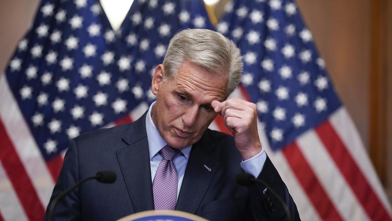 Mantan Ketua DPR Kevin McCarthy (R-CA) membawa sebuah kotak saat dia meninggalkan kantor Ketua DPR dan keluar dari US Capitol beberapa jam setelah digulingkan dari posisi Ketua melalui pemungutan suara di House of Perwakilan di Capitol Hill di Washington, AS 3 Oktober 2023. (REUTERS/Jonathan Ernst)
