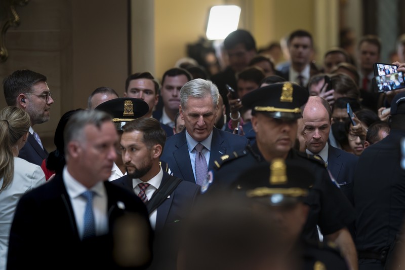 Mantan Ketua DPR Kevin McCarthy (R-CA) membawa sebuah kotak saat dia meninggalkan kantor Ketua DPR dan keluar dari US Capitol beberapa jam setelah digulingkan dari posisi Ketua melalui pemungutan suara di House of Perwakilan di Capitol Hill di Washington, AS 3 Oktober 2023. Mantan Ketua DPR Kevin McCarthy (R-CA) membawa sebuah kotak saat dia meninggalkan kantor Ketua DPR dan keluar dari US Capitol beberapa jam setelah digulingkan dari posisi Ketua melalui pemungutan suara di House of Perwakilan di Capitol Hill di Washington, AS 3 Oktober 2023. (REUTERS/Jonathan Ernst)