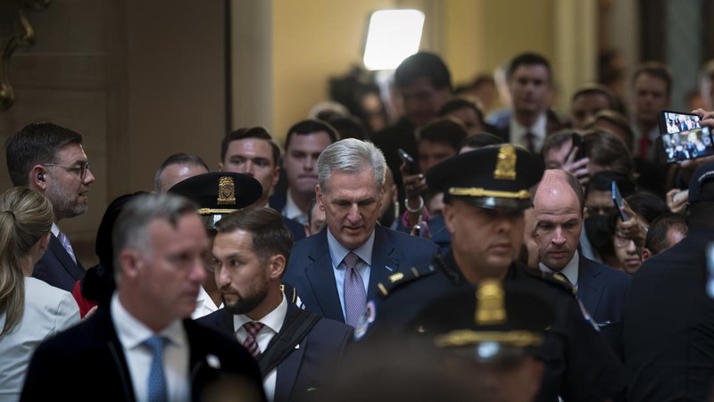 Mantan Ketua DPR Kevin McCarthy (R-CA) membawa sebuah kotak saat dia meninggalkan kantor Ketua DPR dan keluar dari US Capitol beberapa jam setelah digulingkan dari posisi Ketua melalui pemungutan suara di House of Perwakilan di Capitol Hill di Washington, AS 3 Oktober 2023. (REUTERS/Jonathan Ernst)