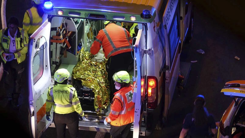 Petugas penyelamat hadir di lokasi kejadian, setelah sebuah bus jatuh dari jembatan layang di Mestre, Italia, 3 Oktober 2023. (REUTERS/Manuel Silvestri)