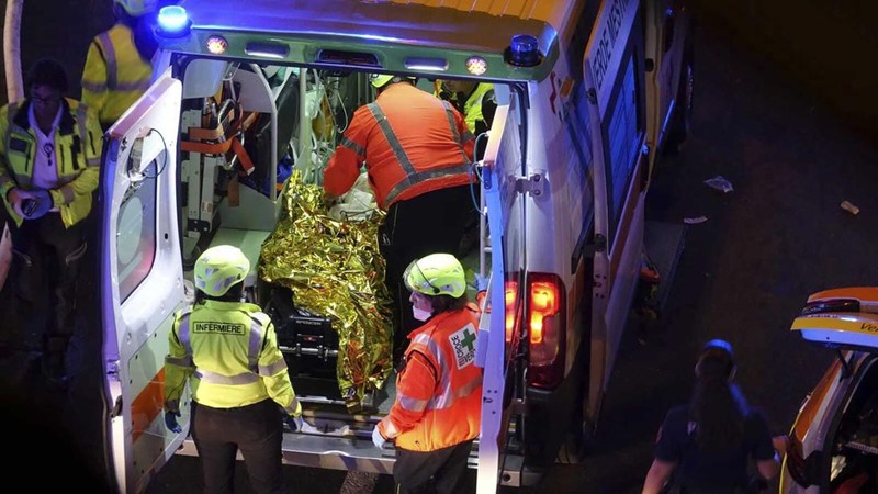 Petugas penyelamat hadir di lokasi kejadian, setelah sebuah bus jatuh dari jembatan layang di Mestre, Italia, 3 Oktober 2023. (REUTERS/Manuel Silvestri)