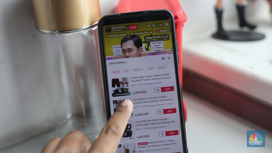 Seorang pekerja melihat berbagai produk secara langsung di TikTokshop. (վ/Tias Budiarto)