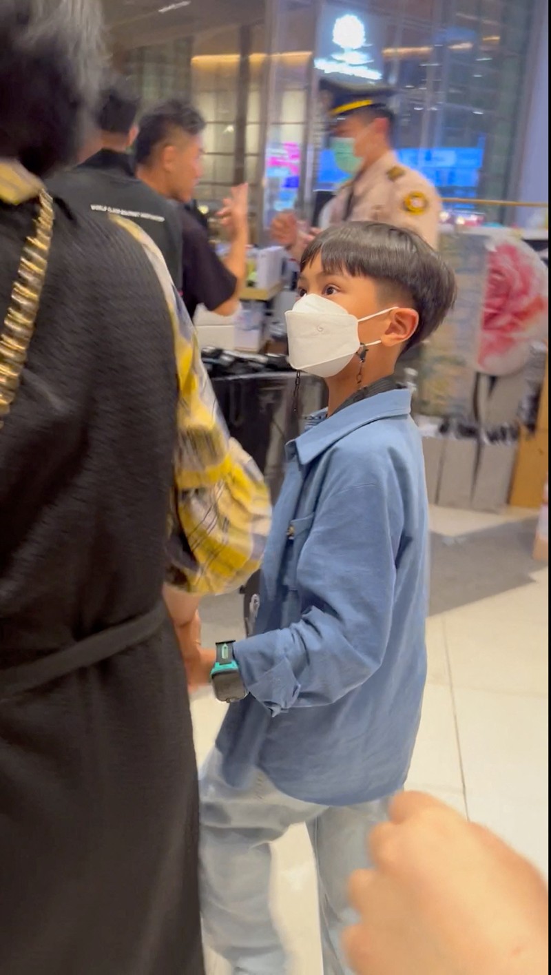 Pengunjung mengungsi dari pusat perbelanjaan di Bangkok, Thailand, Selasa, 3 Oktober 2023. Ratusan pembeli meninggalkan pusat perbelanjaan besar di pusat ibu kota Thailand, Bangkok pada Selasa sore setelah terdengar suara tembakan di dalam. (AP Photo/Sakchai Lalit)