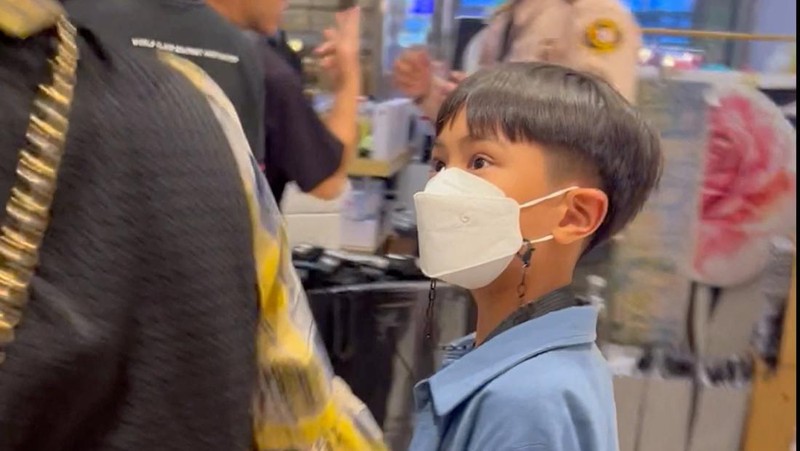 Pengunjung mengungsi dari pusat perbelanjaan di Bangkok, Thailand, Selasa, 3 Oktober 2023. Ratusan pembeli meninggalkan pusat perbelanjaan besar di pusat ibu kota Thailand, Bangkok pada Selasa sore setelah terdengar suara tembakan di dalam. (AP Photo/Sakchai Lalit)