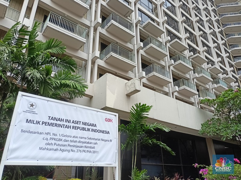 Suasana Hotel Sultan 4 Oktober 12.30 usai petugas keamanan GBK memasang spanduk penyegelan Hotel Sultan di Kawasan Hitel Sultan, GBK, Jakarta, Rabu (4/10). Suasana Hotel Sultan 4 Oktober 12.30 usai petugas keamanan GBK memasang spanduk penyegelan Hotel Sultan di Kawasan Hitel Sultan, GBK, Jakarta, Rabu (4/10). (CNBC Indonesia/Ferry Sandi)